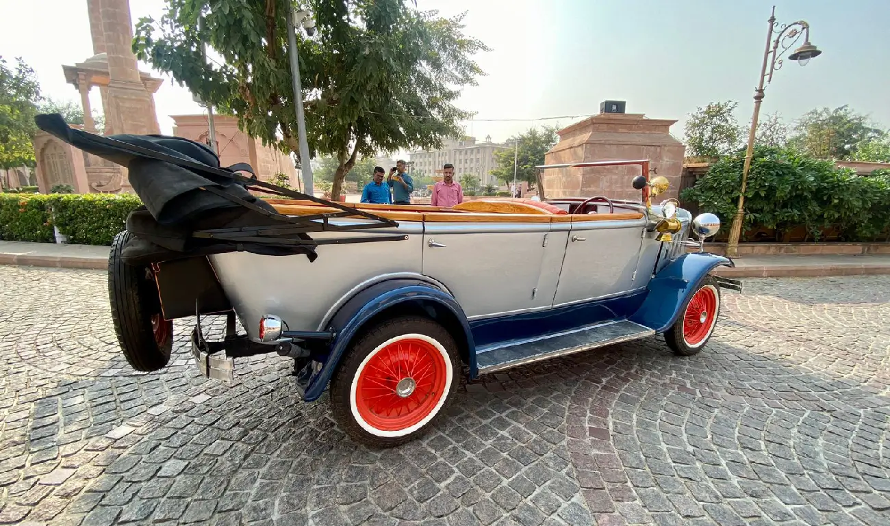 Vintage 1935 Chrysler Phaeton Doses